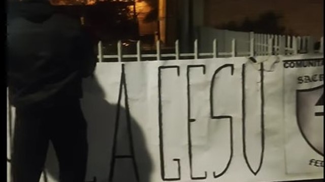 Reggio Emilia, canzone natalizia censurata: un gruppo neofascista appende fuori da scuola lo striscione «Tornate a Gesù»