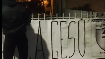 Reggio Emilia, canzone natalizia censurata: un gruppo neofascista appende fuori da scuola lo striscione «Tornate a Gesù»
