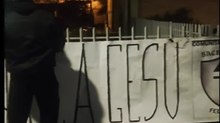 Reggio Emilia, canzone natalizia censurata: un gruppo neofascista appende fuori da scuola lo striscione «Tornate a Gesù»