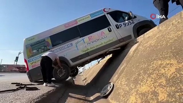 Park halindeki minibüs duvardan yolun kenarına düşerek asılı kaldı