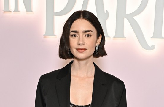 Lily Collins parla delle difficoltà sul set di Emily In Paris da neo-mamma
