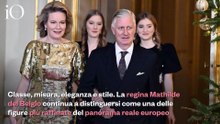 Solo oro per la regina, il royal look di Mathilde del Belgio per il concerto di Natale
