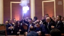Bengalas y lanzamiento de botellas en el Parlamento de Albania