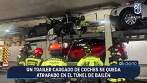 Un trailer cargado de coches se queda atrapado en el túnel de Bailén