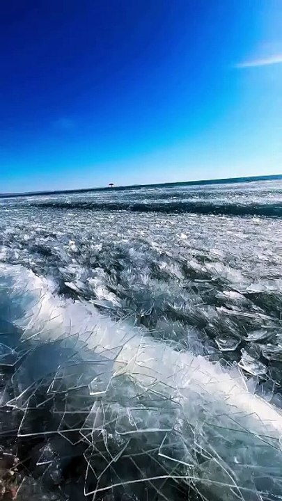 ❄️🌊 Hulun Lake entre dans l’hiver Situé en Mongolie intérieure, en Chine, le lac Hulun — aussi appelé Dalai Lake, littéralement « lac-mer » — s’étend à l’ouest des prairies de Hulunbuir, entre le New Barag Left Banner et le New Barag Right Banner....