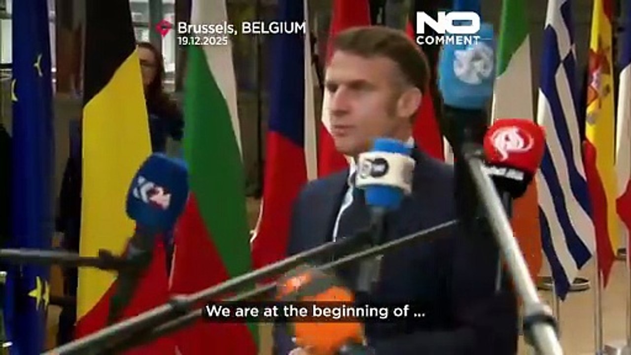 Macron abgelenkt von „tanzenden Mikrofonen“ vor EU-Gipfel