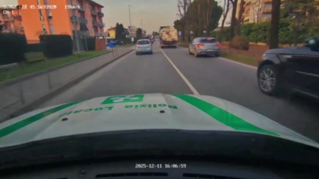 Da Romano a Martinengo, slalom tra i veicoli sull’auto rubata per fuggire dalla Polizia locale