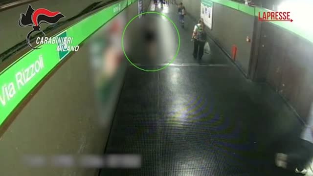 Milano, con il monopattino pedinava le vittime in metropolitana: arrestato 18enne per violenza su due minorenni