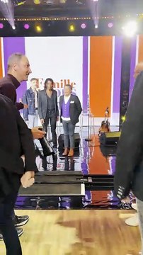 Vidéo - Exclusif - Cliff Schneider, Julien Voulzy, Laurent Voulzy, Alain Souchon, Ours, Pierre Souchon - Enregistrement de l’émission « Famille Je Vous Aime » présenté par Michel Drucker à Paris, le 2 décembre 2025. Pierre Perusseau / Bestimage