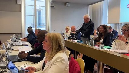 Jean-Pierre Berger préside son premier conseil municipal à Saint-Étienne