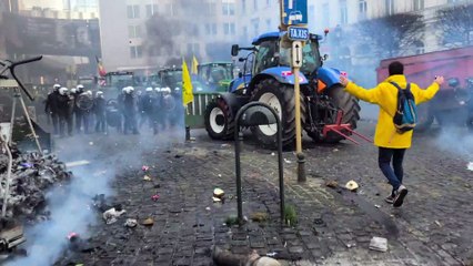 La protesta de agricultores europeos contra el Mercosur se torna violenta frente al Parlamento Europeo