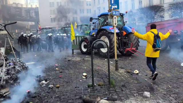 La protesta de agricultores europeos contra el Mercosur se torna violenta frente al Parlamento Europeo