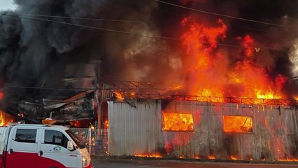 충남 천안 자동차 정비업체 화재...검은 연기 치솟아 / YTN