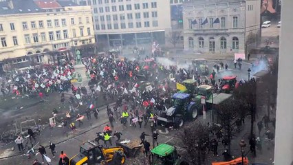 La policía evacuó la plaza de Luxemburgo en Bruxelles después de varias horas de tensión frente al Parlamento Europeo
