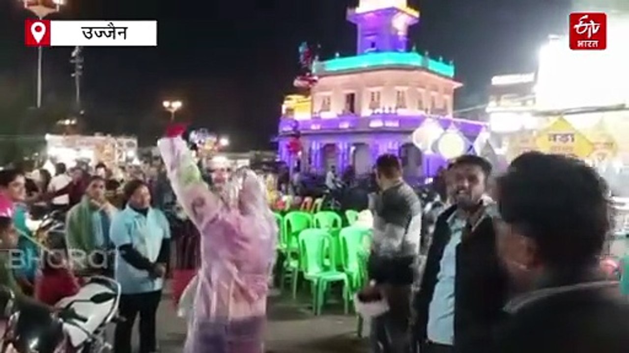 उज्जैन में दिखा प्लास्टिक का दानव, हरा मुखौटा और कचरा पहन घूम रहा गली-गली