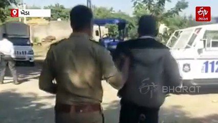 ખેડા: ફતેપુરા ગામમાં દારૂ પીનારા ઈસમને ગ્રામ પંચાયત દ્વારા પોલીસ હવાલે કરાયો, દારૂબંધી માટે ખાસ ગ્રામસભા યોજાઈ હતી