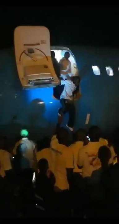 Des passagers à l’aéroport de Kindu (KND) dans la province du Maniema, en RDC, ont été obligés de sauter par la porte de l’avion faute d’escaliers pour passagers.