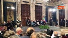 Completo azzurro metallizzato in velluto, il look di Meloni per gli auguri di Natale al Quirinale