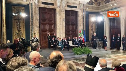 Completo azzurro metallizzato in velluto, il look di Meloni per gli auguri di Natale al Quirinale