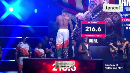 Jake Paul e Anthony Joshua se encaram e diferença de tamanho impressiona