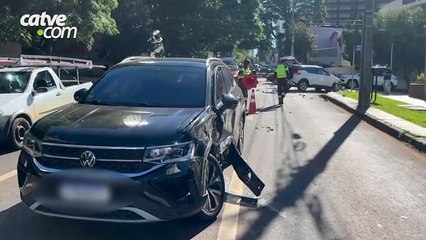 Batida entre dois carros é registrada no Centro de Cascavel