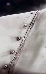 ✈️ Alerte sécurité en vol en Thaïlande Lors d’un vol Bangkok–Chiang Mai, des vis desserrées ont été repérées à bord d’un Boeing 737-800 de Thai Lion Air 👀🔧 L’incident a été signalé en plein vol, déclenchant immédiatement des vérifications de sécurité...