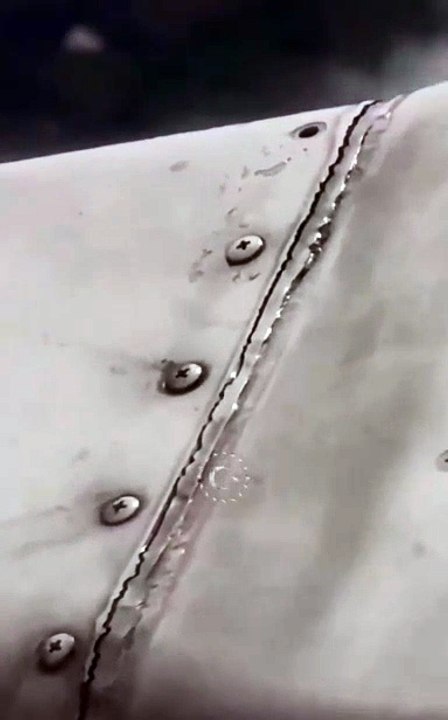 ✈️ Alerte sécurité en vol en Thaïlande Lors d’un vol Bangkok–Chiang Mai, des vis desserrées ont été repérées à bord d’un Boeing 737-800 de Thai Lion Air 👀🔧 L’incident a été signalé en plein vol, déclenchant immédiatement des vérifications de sécurité...