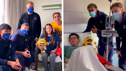 Jugadores del Barcelona visitan un hospital para regalar juguetes a los niños internados