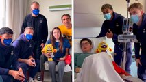 Jugadores del Barcelona visitan un hospital para regalar juguetes a los niños internados