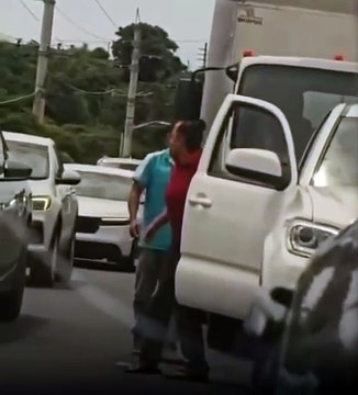 VÍDEO: Homem é flagrado agredindo mulher durante briga de trânsito