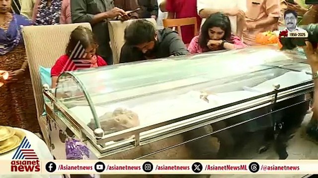 ഒരു നോക്ക് കാണാന്‍... ധ്യാന്‍ ശ്രീനിവാസന്‍ കണ്ടനാട്ടെ വീട്ടിലെത്തി