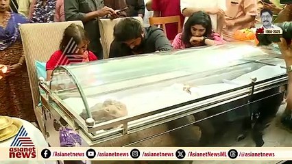 ഒരു നോക്ക് കാണാന്‍... ധ്യാന്‍ ശ്രീനിവാസന്‍ കണ്ടനാട്ടെ വീട്ടിലെത്തി