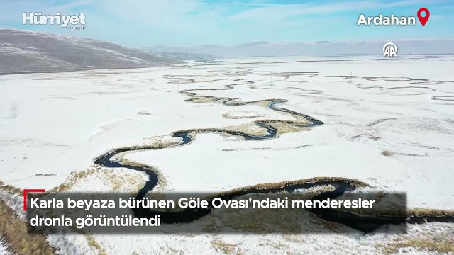 Karla beyaza bürünen Göle Ovası'ndaki menderesler dronla görüntülendi