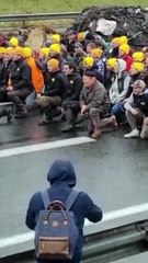 L'image bouleversante des agriculteurs qui mettent un genou à terre face aux gendarmes et chantent la Marseillaise : "Nous n'irons pas à l'affrontement car on vous respecte et on aime la France"