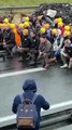 L'image bouleversante des agriculteurs qui mettent un genou à terre face aux gendarmes et chantent la Marseillaise : 
