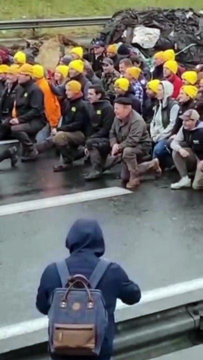 L'image bouleversante des agriculteurs qui mettent un genou à terre face aux gendarmes et chantent la Marseillaise : "Nous n'irons pas à l'affrontement car on vous respecte et on aime la France"