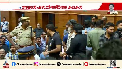 മമ്മൂട്ടി എറണാകുളം ടൗൺ ഹാളിൽ; ശ്രീനിവാസനുമായി പതിറ്റാണ്ടുകൾ നീണ്ട സൗഹൃദബന്ധം