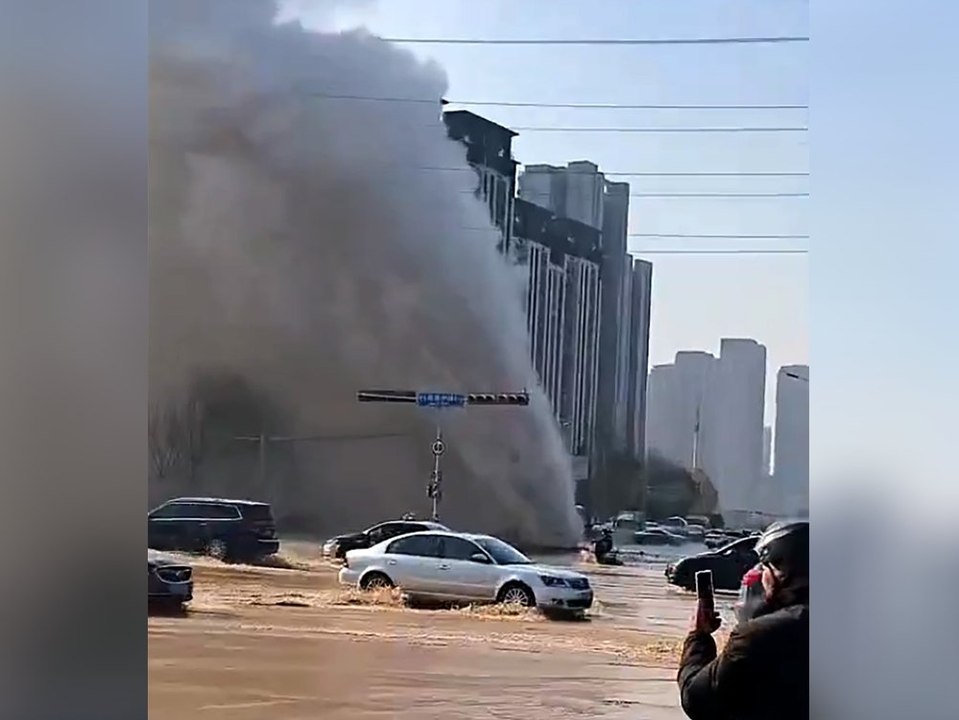 Rohr geplatzt: Riesige Wasserfontäne flutet Straße