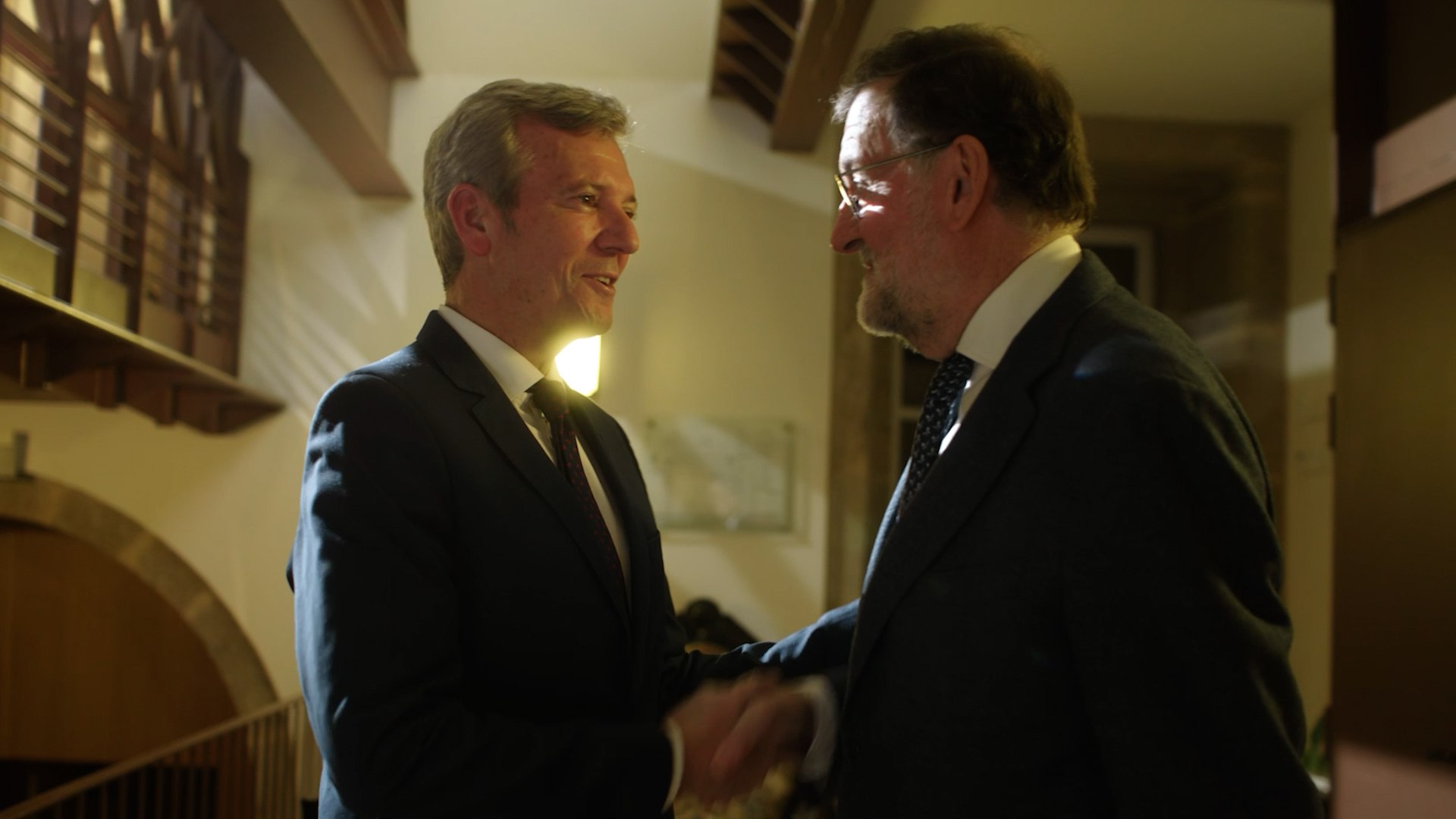 El Partido Popular de Galicia (PPdeG) ha difundido este s�bado su tradicional v�deo de felicitaci�n navide�a, una pieza audiovisual que este a�o sit�a a su presidente, Alfonso Rueda, al frente de los fogones para preparar la cena de Nochebuena. La iniciativa, que busca simb�licamente reunir a todos los gallegos en su mesa, cuenta con la participaci�n de figuras clave del partido y est� cargada de iron�a pol�tica y alusiones a la actualidad nacional.