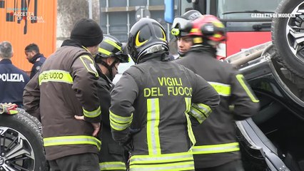Incidente in tangenziale: auto urta un camion e si ribalta