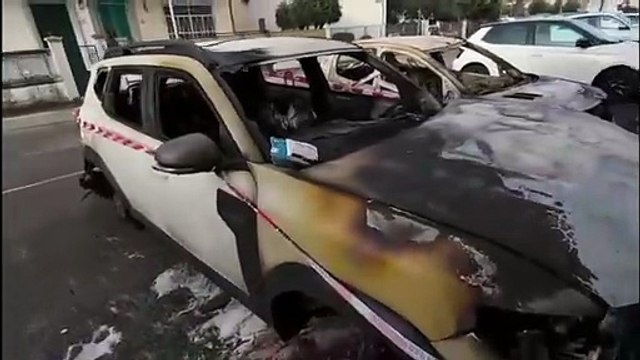 Prato, notte di incendi in più punti della città: dieci auto bruciate