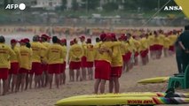 Sydney, l'omaggio dei bagnini alle vittime di Bondi Beach