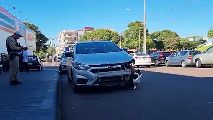 Motociclista quebra a perna após acidente entre carro e moto no bairro São Cristóvão, em Cascavel