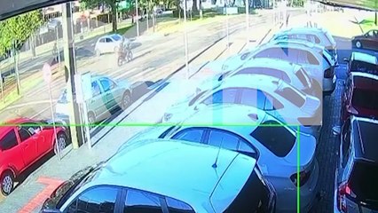 Câmera flagra acidente entre carro e moto na Avenida Brasil, em Cascavel