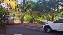 Motorista perde controle e capota carro na porta de condomínio luxuoso de Salvador