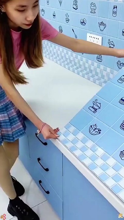 Sticking such oil-proof paper on the kitchen can not only prevent oil but also make it look beautiful