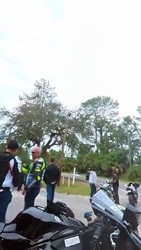 Ce motard en fuite trouve le moyen d'échapper à la police