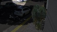 VÍDEO: Veja momento em que motorista da ré e atinge adolescente em Foz do Iguaçu