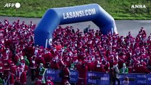 A Barcellona migliaia di runner-Babbi Natale partecipano a una gara di 5 km
