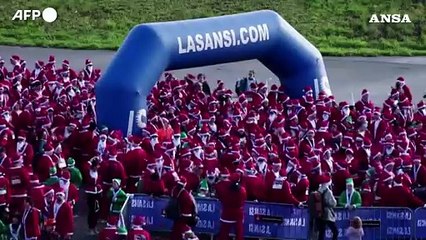 A Barcellona migliaia di runner-Babbi Natale partecipano a una gara di 5 km